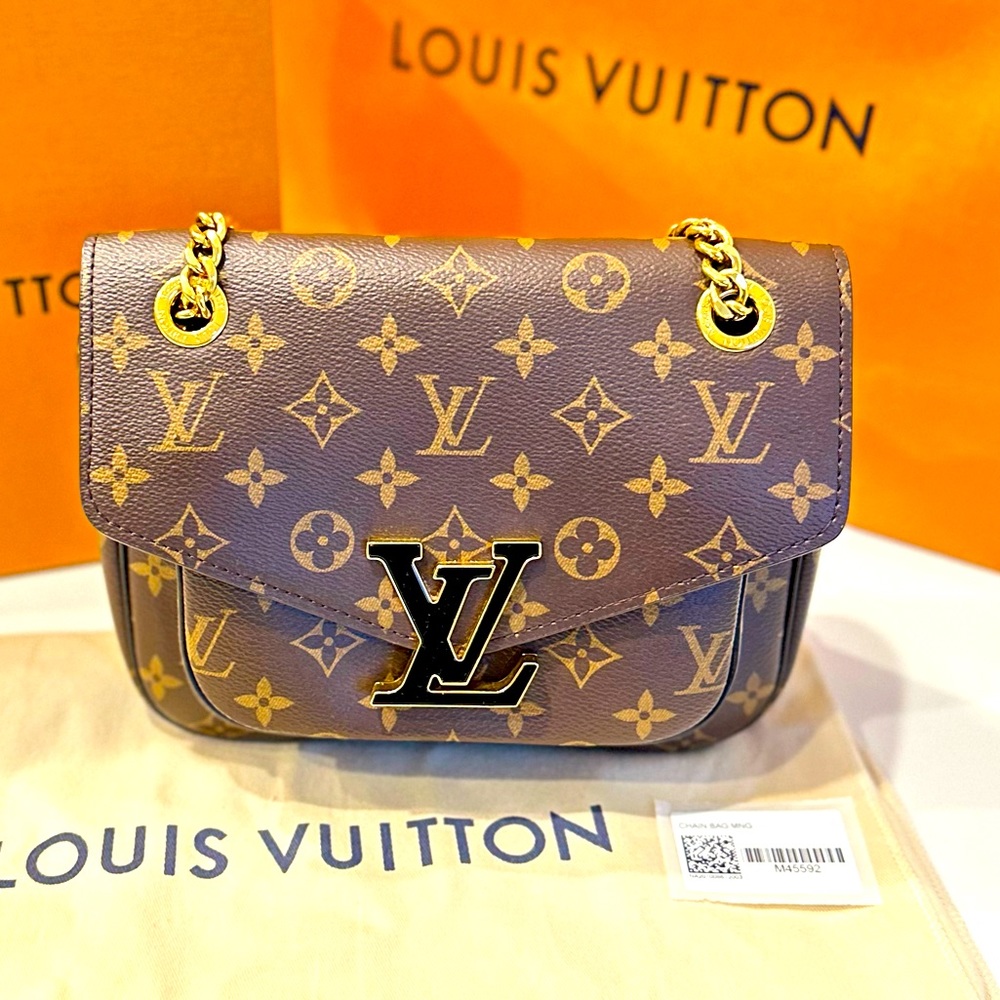 Louis Vuitton Passy, in LIKE NEW CONDITION